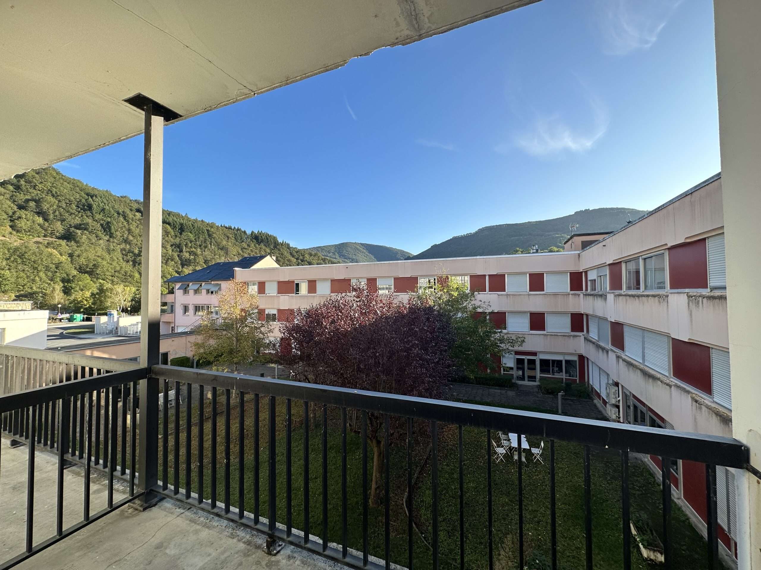 Vue d'une chambre de l'hôpital donnant sur la cour extérieure