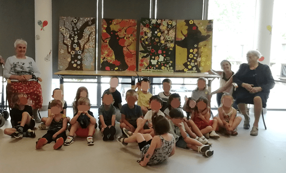 Enfants assis au sol avec des résidents sur les côtés